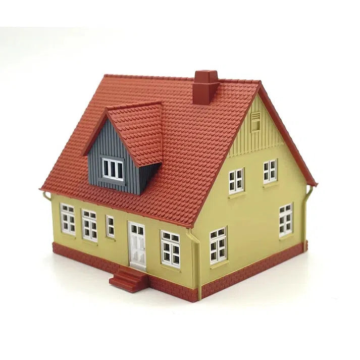 RIH - N Scale Cape Cod House Beige with Red Roof